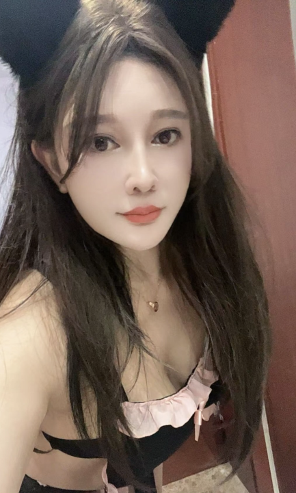 美少妇激情舌吻