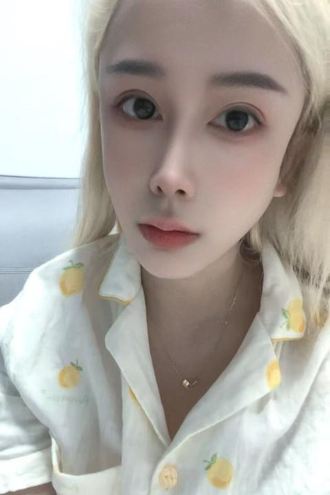 人瘦胸大的小姐姐
