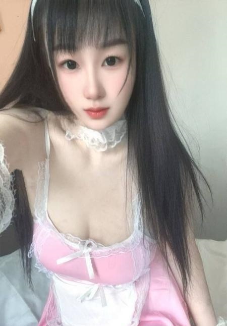 白嫩骚小姐姐