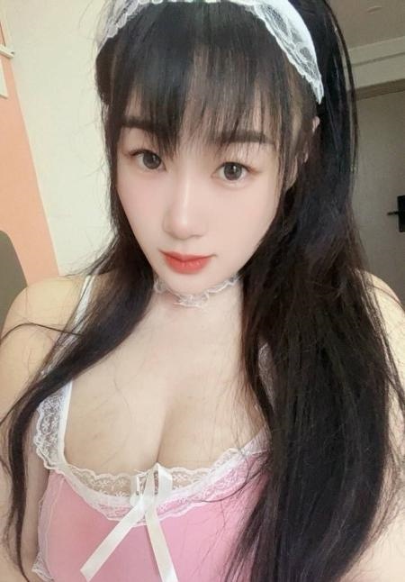 白嫩骚小姐姐