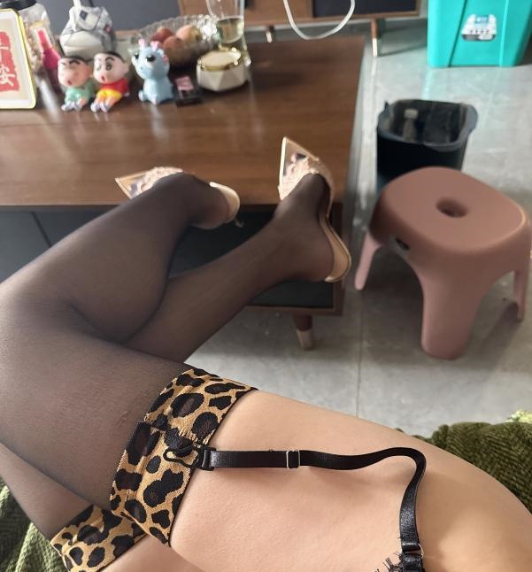 豹纹性感淫荡少妇
