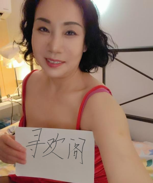 红衣大奶少妇
