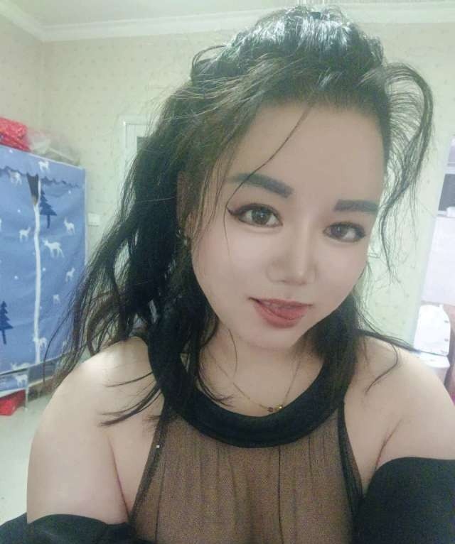 东郊地铁口小姐姐