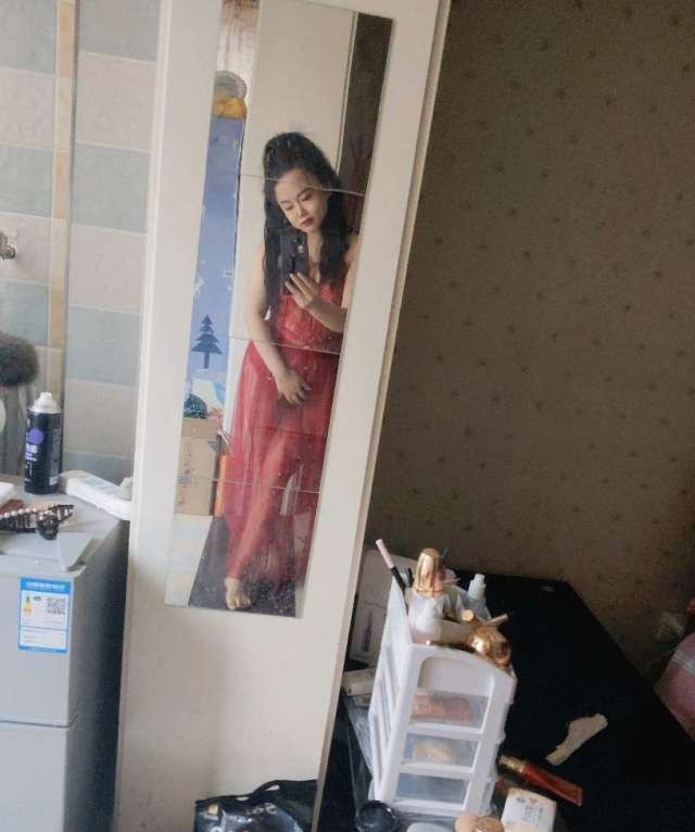 东郊地铁口小姐姐