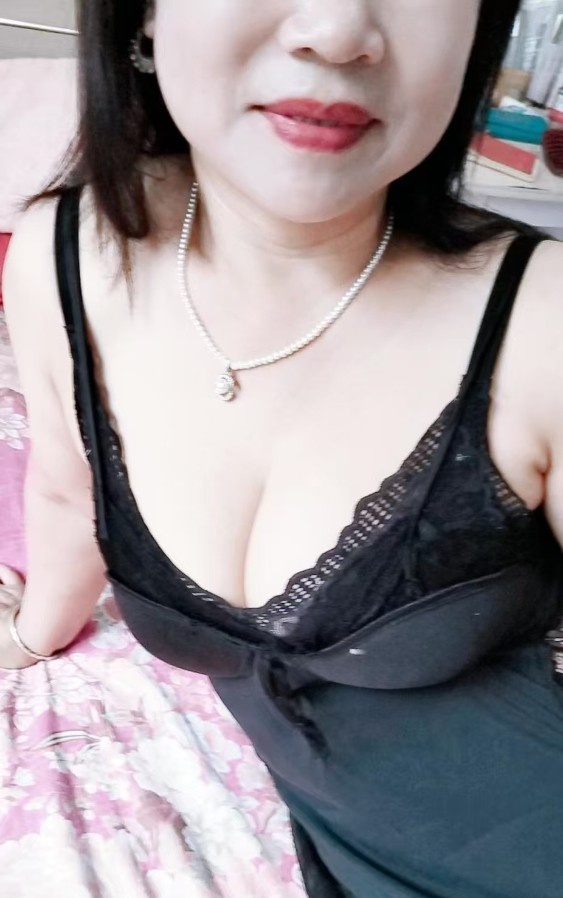 大白臀大奶少妇