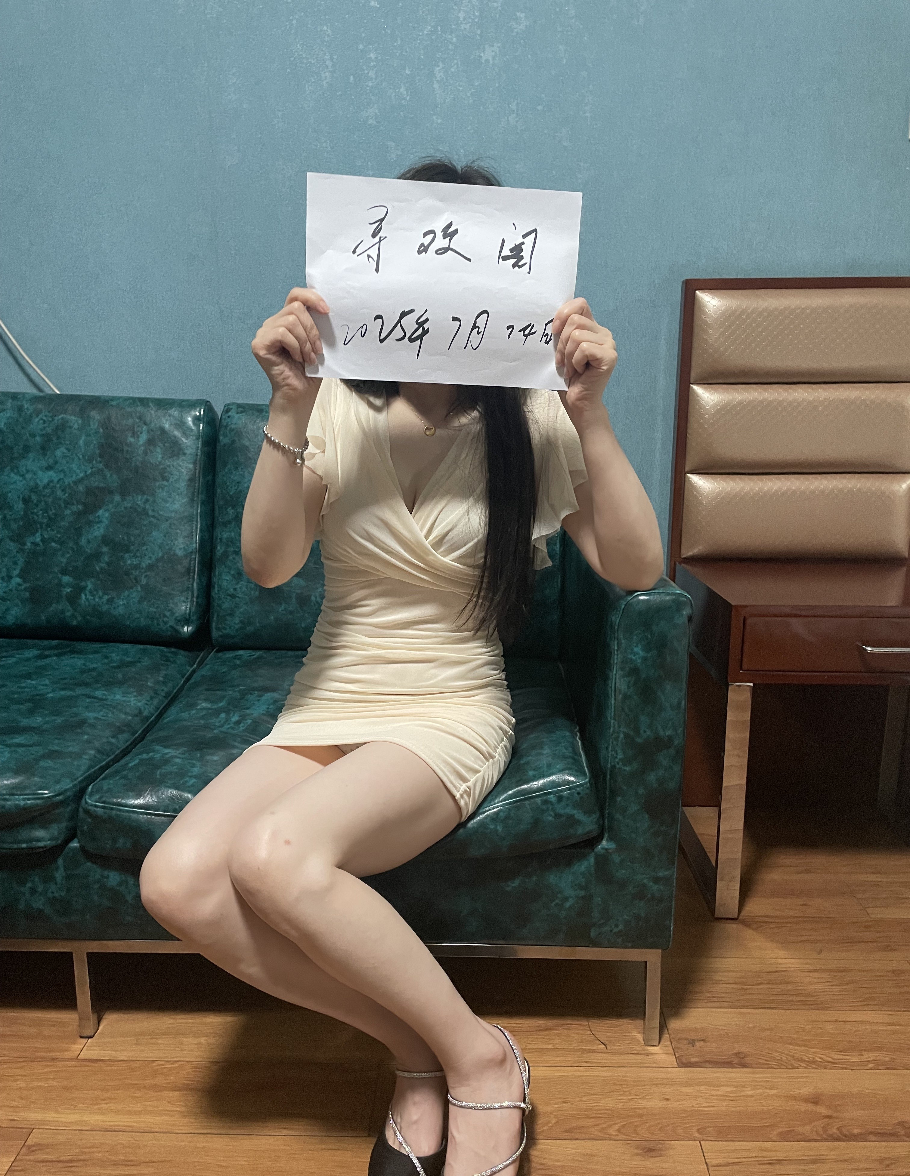 雪白小少妇