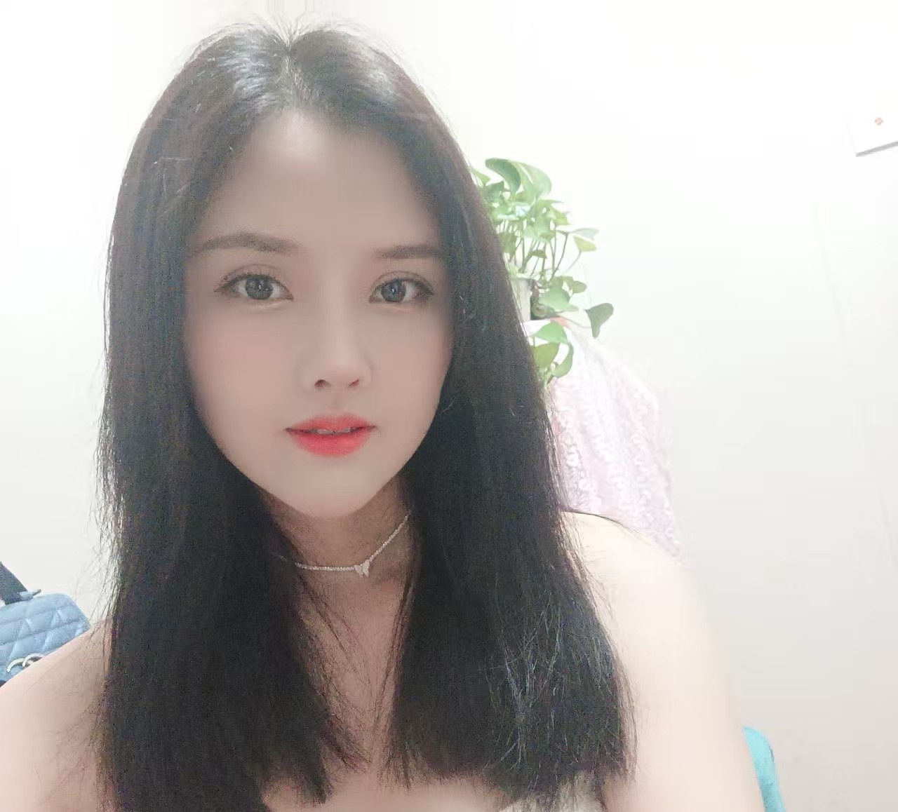 肤白大奶李一桐