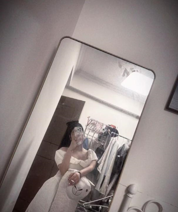 年轻微胖大胸妹