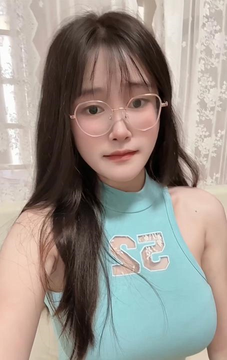 南山眼镜女友感悠然