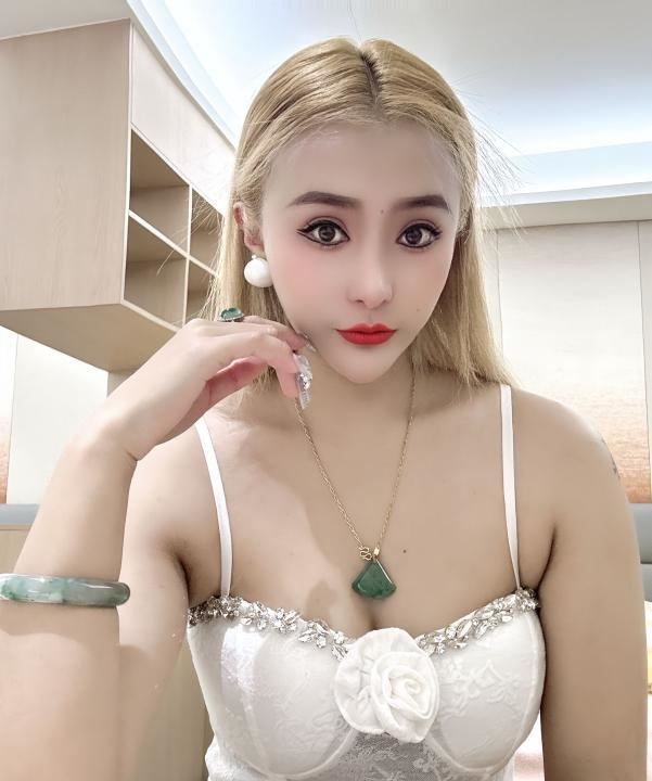 穿白睡衣的朵朵老师