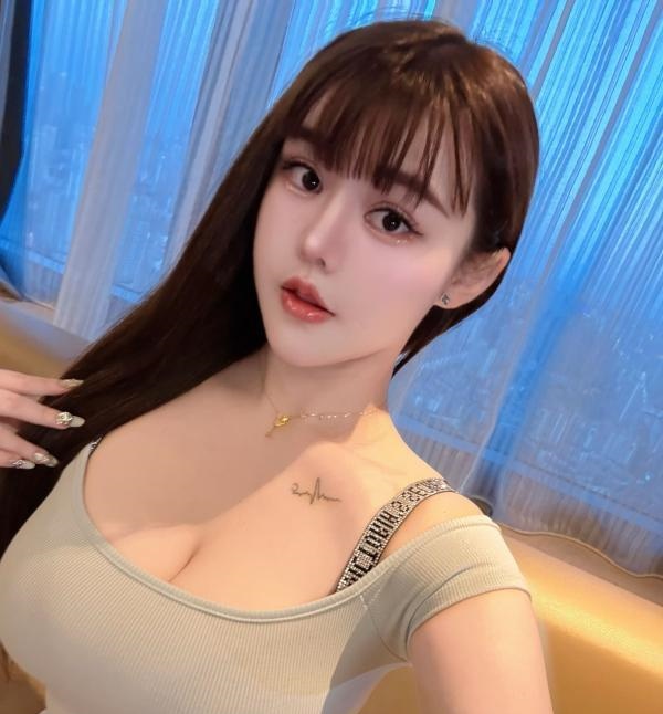 俏皮大胸嫩妹