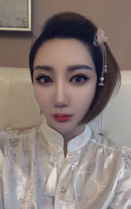 天河珠宝御姐