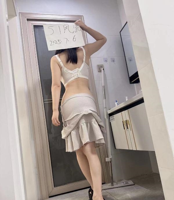 甜甜小美女