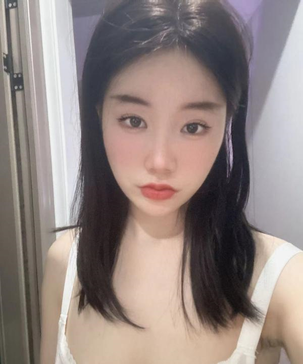 甜甜小美女