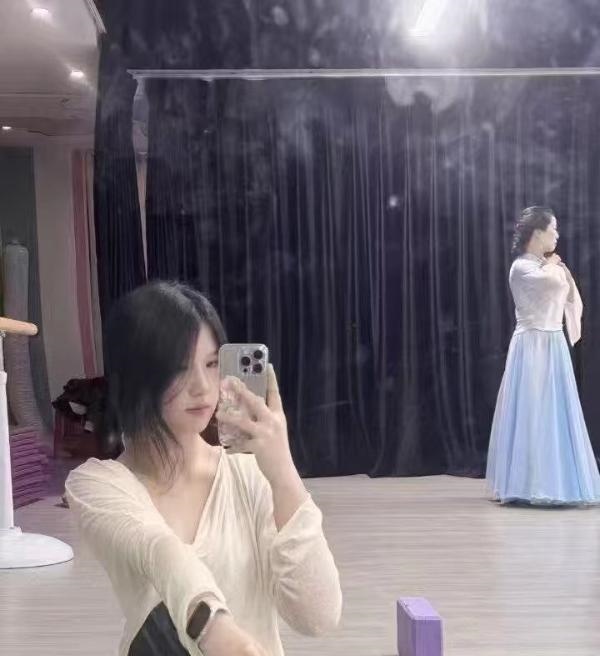 金牛兼职三点粉学妹