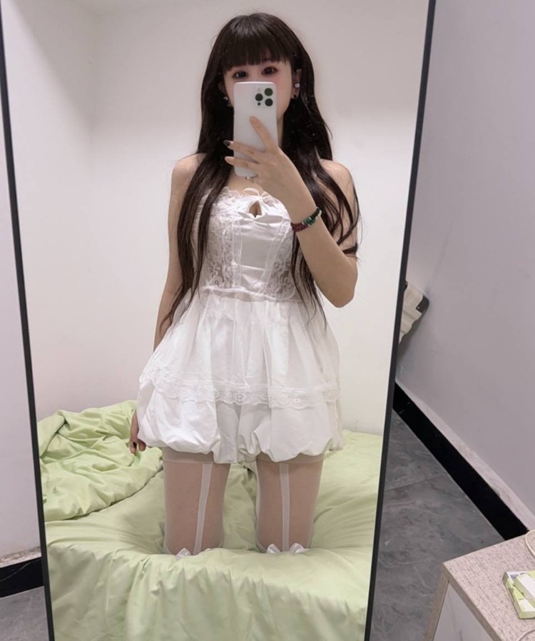 疯狂舌吻美女婉婉