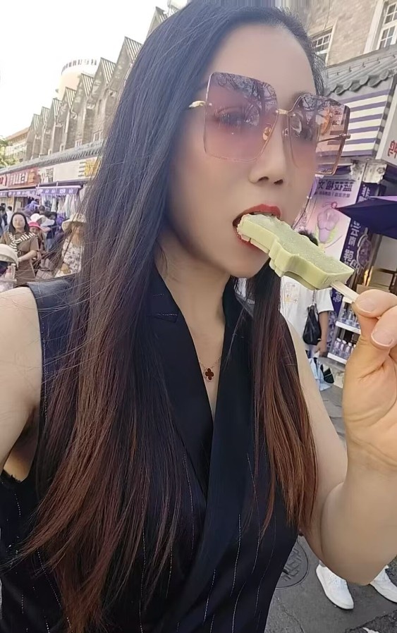 服务很好的骨感少妇