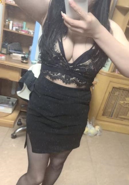 抗干的肤白少妇