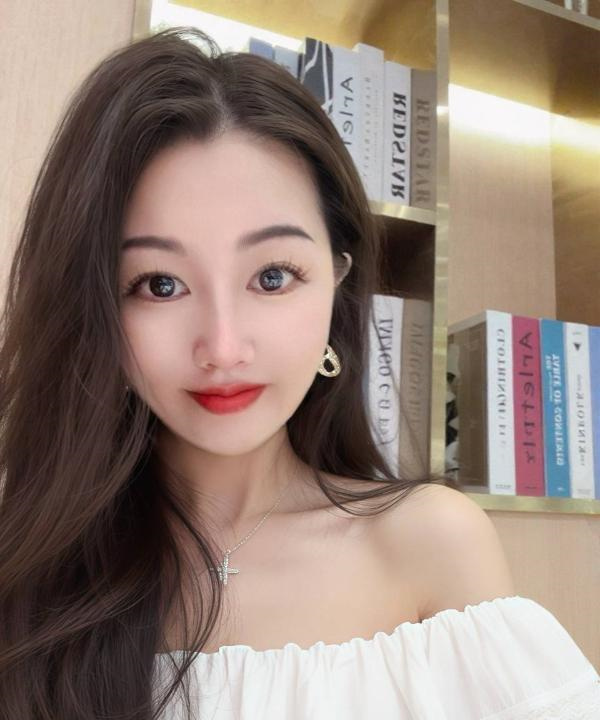 禅城蜜桃臀美琪