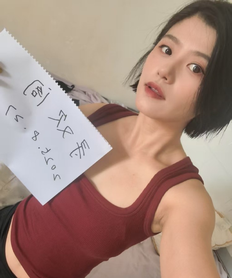短发甜美御姐