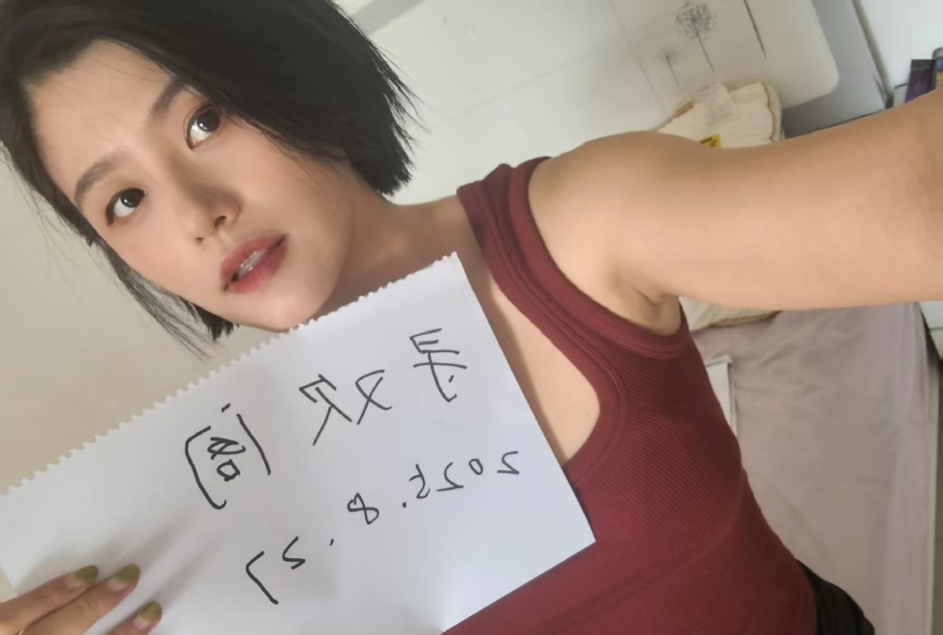 短发甜美御姐