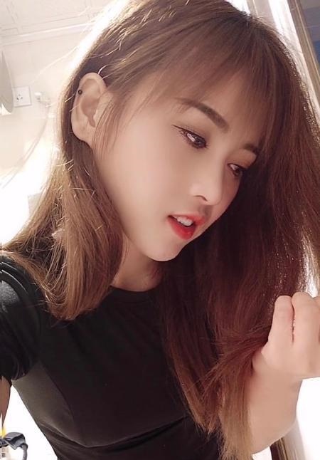 苗条靓妹菲菲