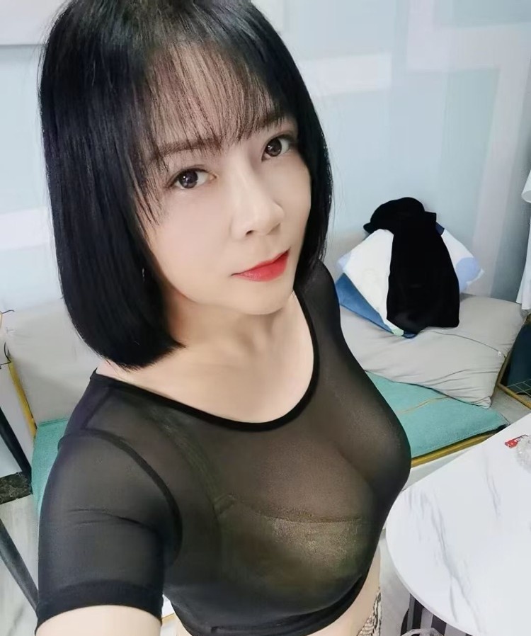 短发黑丝大奶少妇