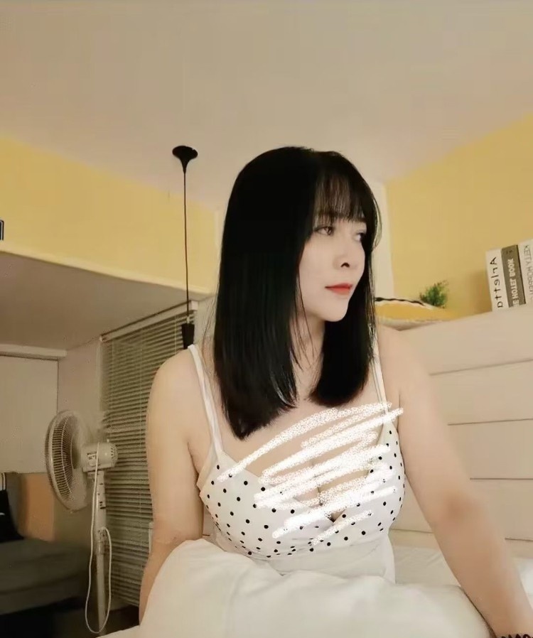 短发黑丝大奶少妇