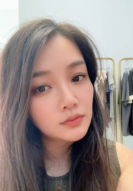 滨湖玩的开放的美女