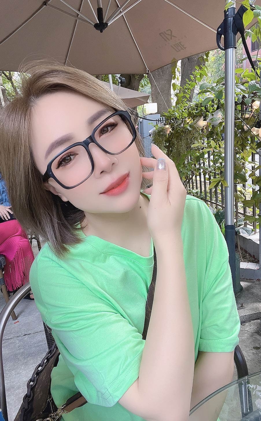 越秀熟女翘臀眼镜姐