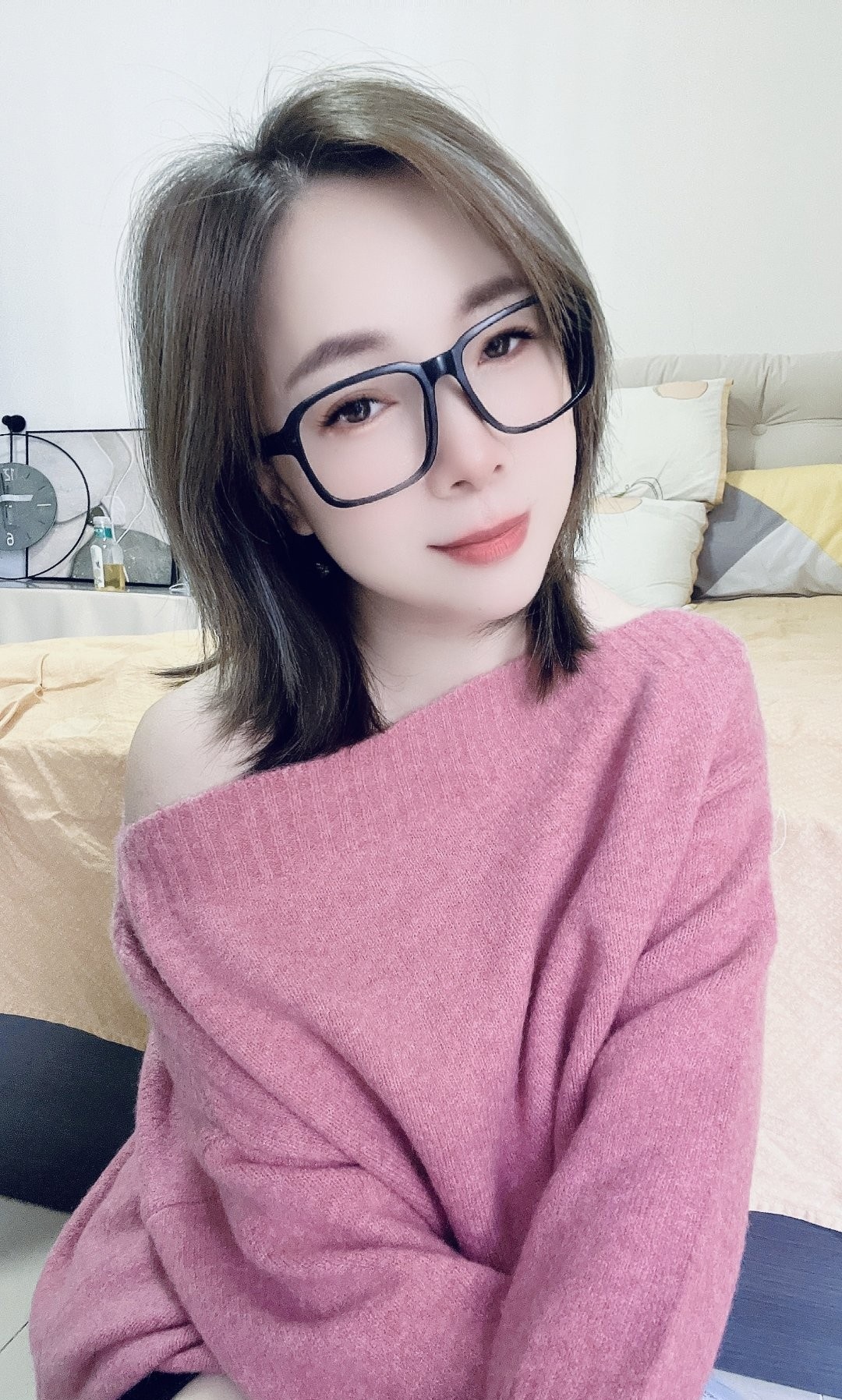 越秀熟女翘臀眼镜姐