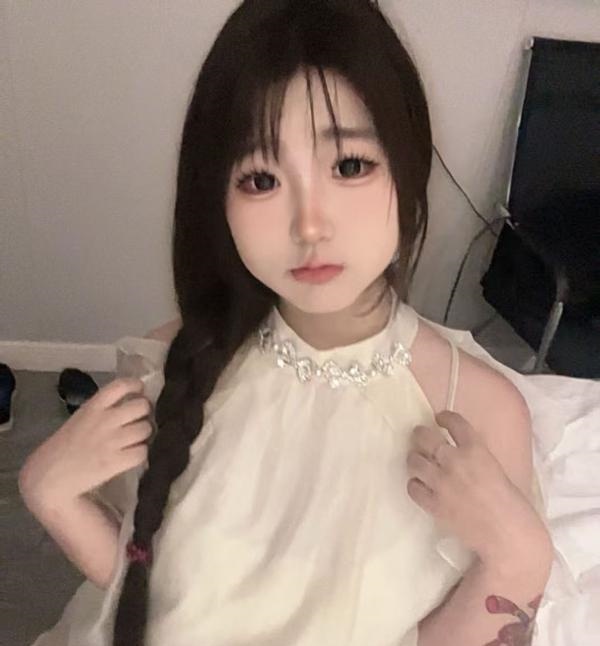 wt三点粉白虎嫩妹
