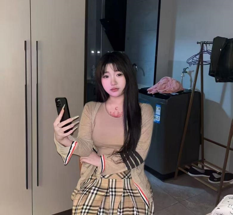 wt三点粉白虎嫩妹