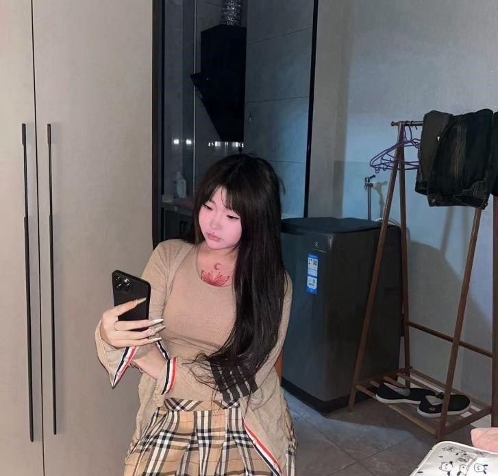 wt三点粉白虎嫩妹