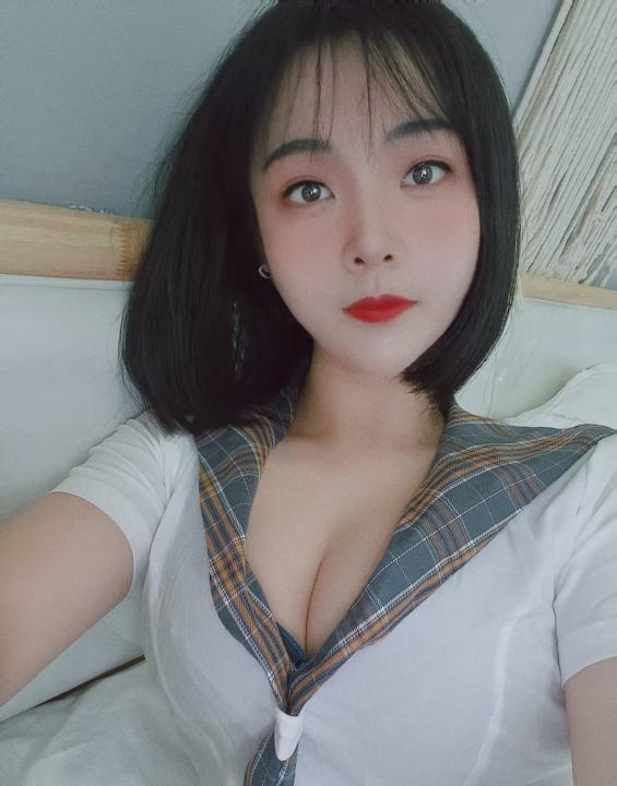 齐肩短发小姐姐