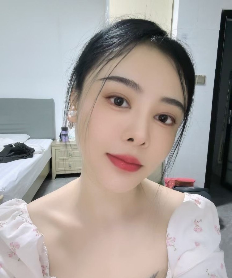 白云肤白骚女神笑笑