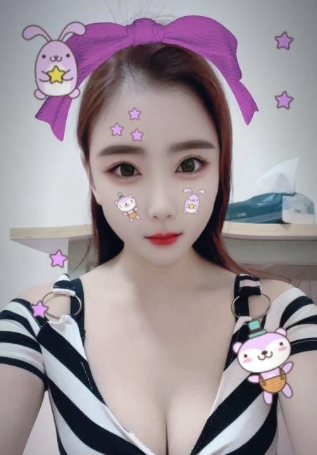 练瑜伽小姐姐
