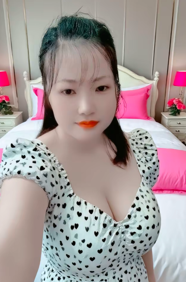 丰满大奶妞适合爱好乳交的