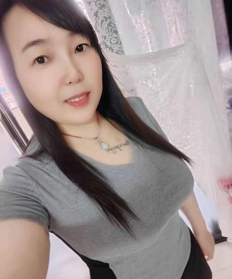 光明巨乳少妇