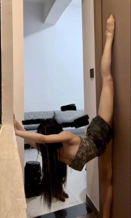 吴中骚女一字马做爱