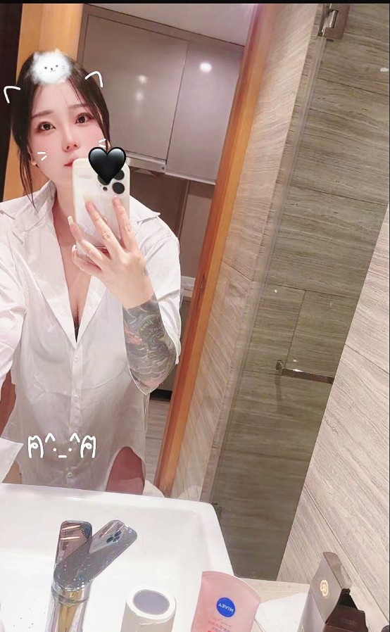 花臂小姑娘