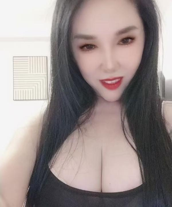 大胸依依姐