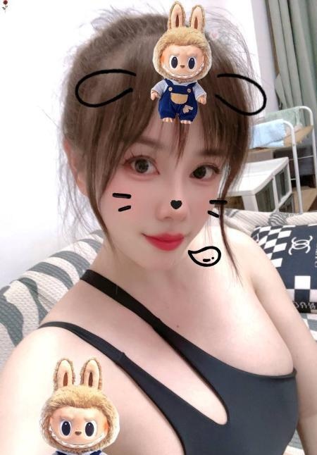 白嫩大奶小甜心