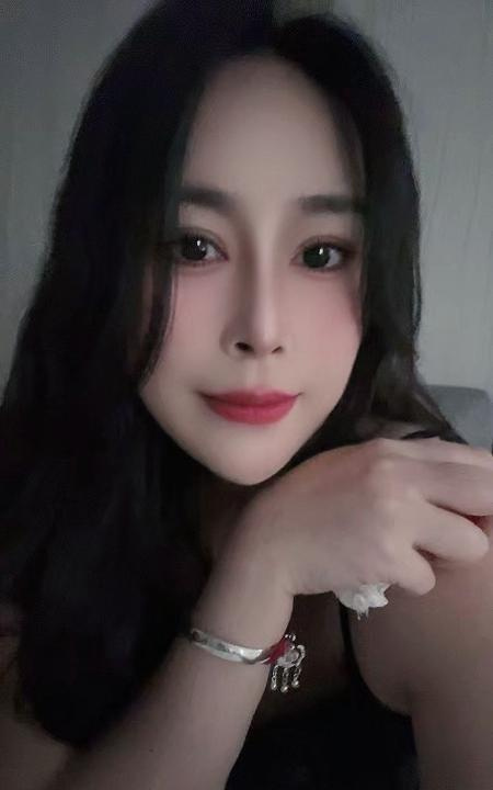大胸翘臀知性少妇