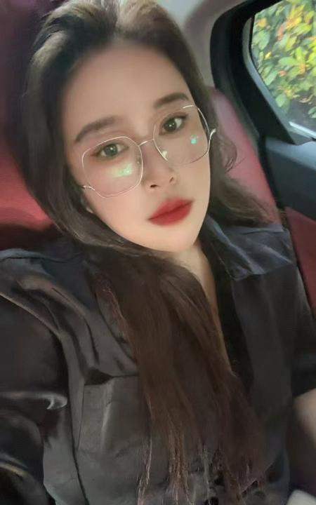 大胸翘臀知性少妇