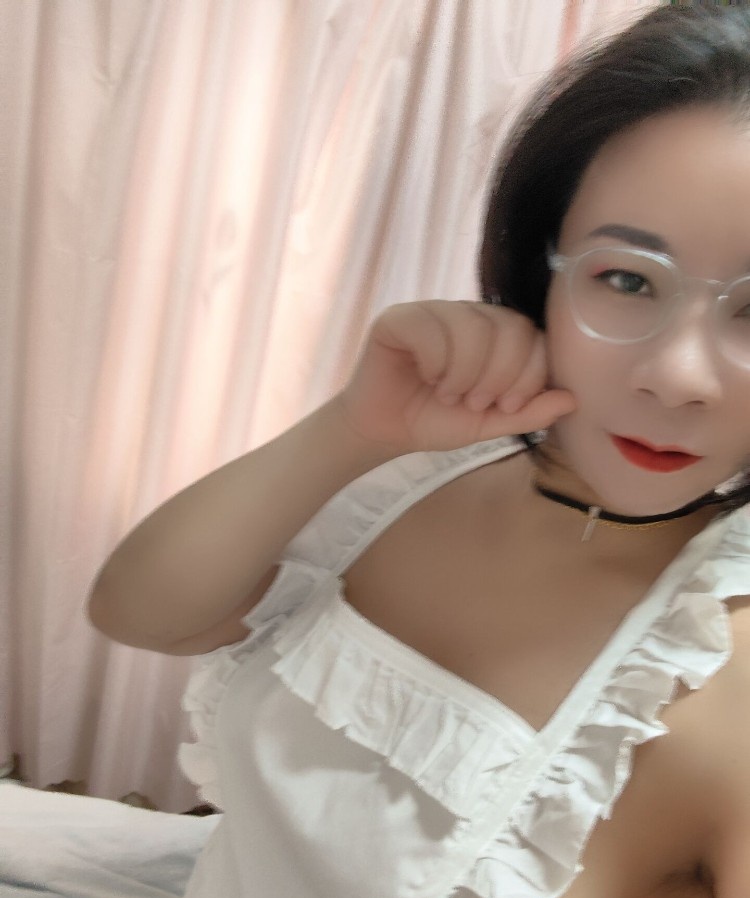 鼓楼韵味眼镜妹