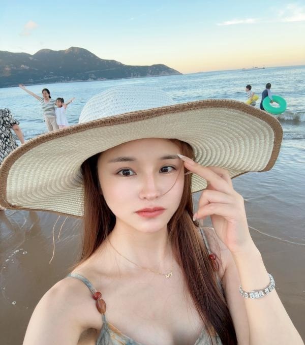 温柔服务好的小美女