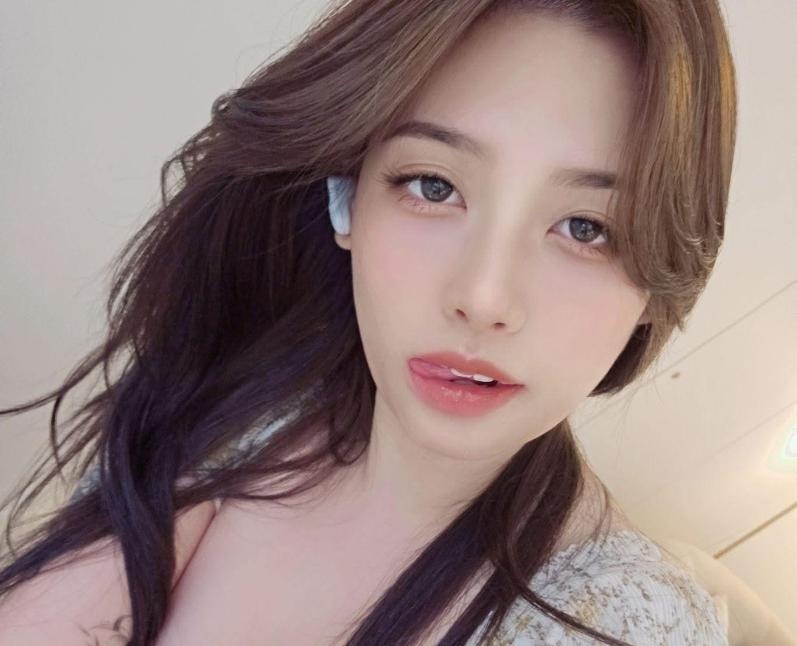 有制服的年轻骚女