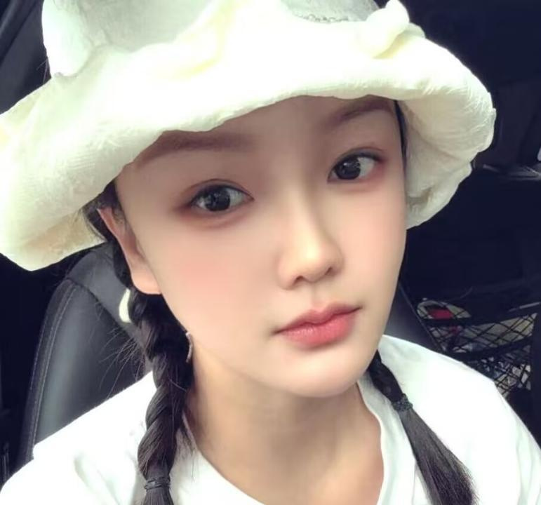 肤白腰细长腿依依