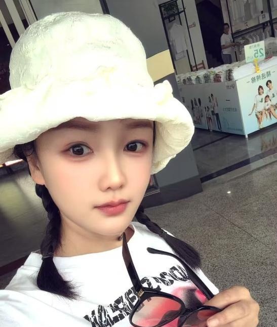 肤白腰细长腿依依